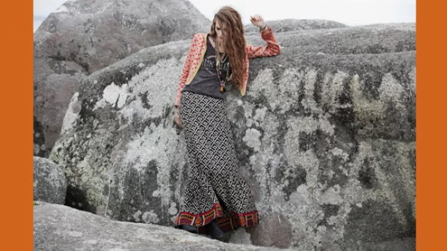 R; Saquito tejido rococo sobre pollera XL.