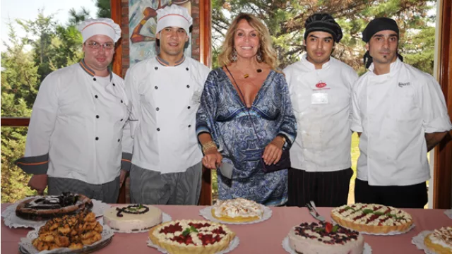 Pata Villanueva posó con los responsables de una exquisita mesa de dulces