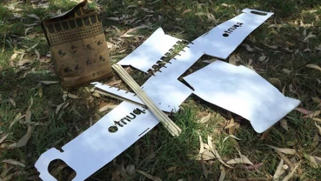 Está hecha de cartón corrugado y puede "asar" hasta dos kilos de carne