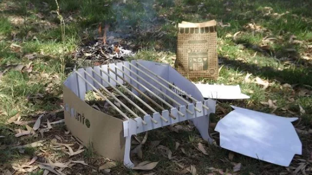 La parrilla armada mide 47 cm de ancho, tiene 20 cm de alto y 57 cm de profundidad.