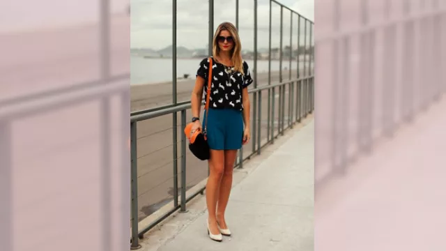 Bermudas pinzadas + camisola fresca con estampado de pajaritos.