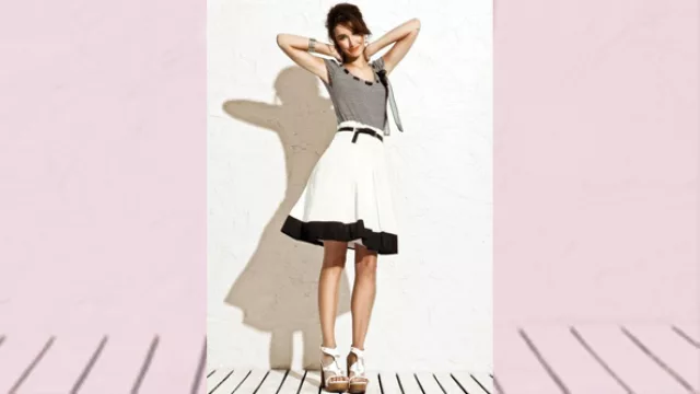 Pollera evasse, doble faldón en composse con remera a rayas estilo marinero.