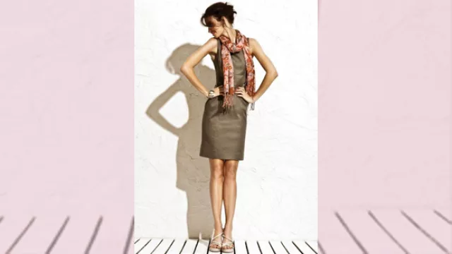 vestido simple al cuerpo de lino, corte Jackie, con foulard estampado que resalta el conjunto.