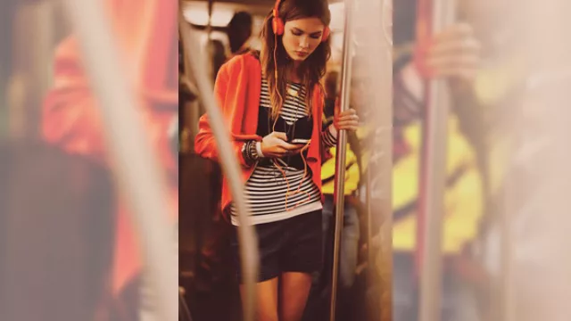 Look más informal, chaqueta colorida, sobre conjunto sobrio de short y remera a rayas.