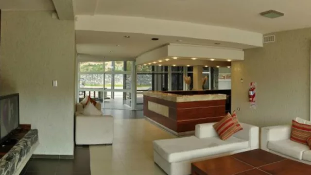 Enmarcado en un diseño moderno con estilo rústico y decoración minimalista ofrece 16 habitaciones con vista de las sierras y el valle.