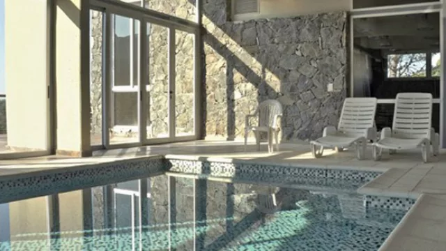 La piscina climatizada es uno de los atractivos de este 4 estrellas.