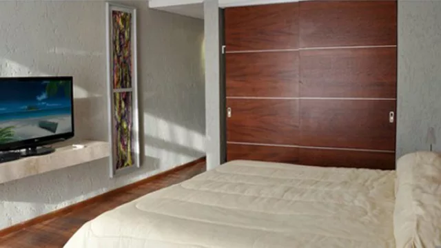 Las habitaciones cuentan con frigobar, aire acondicionado frio/calor, led de 45 pulgadas con Direct TV y balcón.