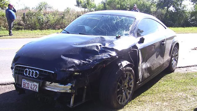 El Audi del futbolista Jonathan Fabbro con el cual protagonizó un accidente en Paraguay