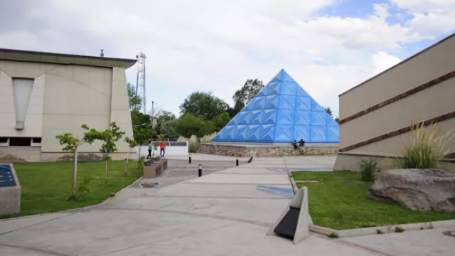 La pirámide azul del Planetario de Malargüe da la bienvenida a los curiosos del cosmos y el espacio