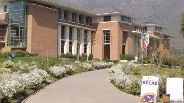 Chile: La “Escuela de Señoritas” que evolucionó a Escuela de Servicios