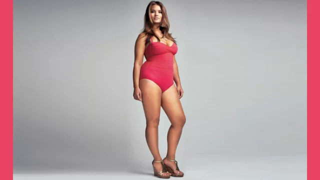 Tara Lynn traje de baño entero.