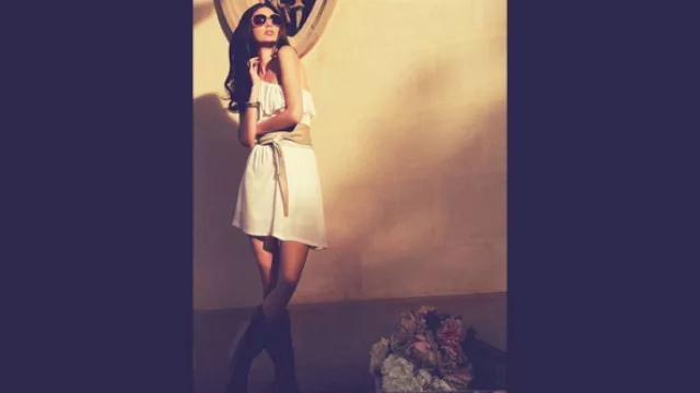 Un solo hombro, con volados y cinto de cuero, muy sexy