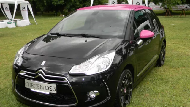 Atención Barbies: llegó el Citroën DS3 fucsia