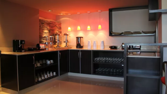 Una decoración moderna y cálida caracteriza a todos los espacios de Sol de Piedra