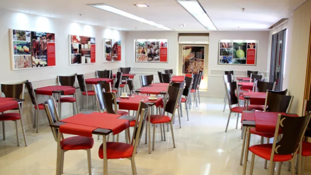 El desayunador en planta baja para los huéspedes de las 45 habitaciones