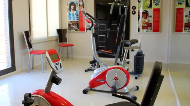 El gimnasio, en el piso 11, presidido por Kempes, el Pato Cabrera y otras glorias del deporte