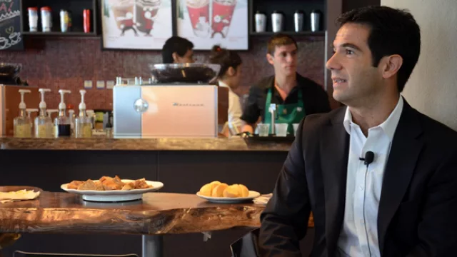 Diego Paolini, gerente general y fanático de Starbucks en la apertura del local de Colón y Cañada