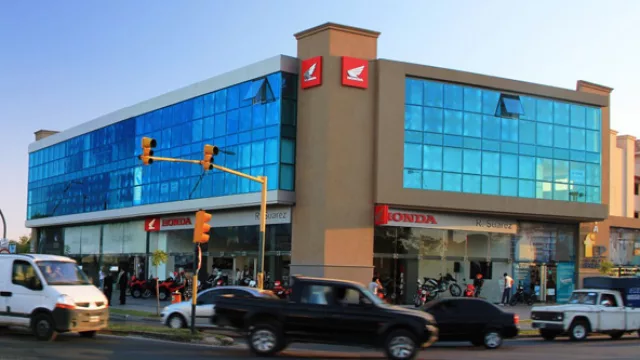 R. Suárez le compró 6.000 motos a Honda (para  colocar a razón de 500 unidades por mes en 2012)