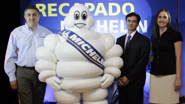 Ricardo Sandá, jefe de producto camiones, Antonio Mello, presidente de Michelín Argentina y Eliana Banchik, gerente de Marketing