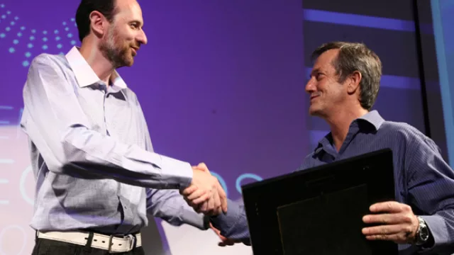 Eduardo Aguirre entregó el premio IN LA en el rubro Correos Internacionales a Pedro Lebeau, de DHL