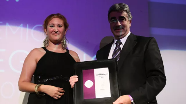 Mercedes Beracochea entregó el premio IN LA en el rubro Cadena de Hoteles a Daniel Juan, de Sheraton