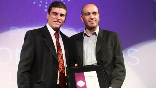 Gastón Semyraz entregó el premio IN LA en el rubro Líneas Aéreas a Juan Pablo Manzi, de Lan