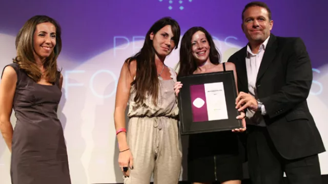 Marcela Pistarini entregó el premio IN LA en el rubro Operadores Celular a Paola Fiorenza, Marcelo Herrero e Ivana Castro, de Movistar