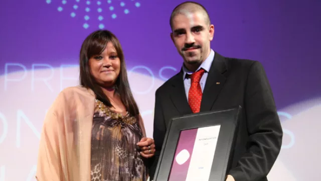 Paula Navarro entregó el premio IN LA en el rubro Tarjetas de Crédito a Martín Errante, de Visa