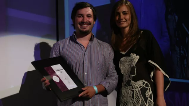 Florencia Brenna entregó el premio IN LA en el rubro Computadoras Personales a Agustín Meroi de MacLive