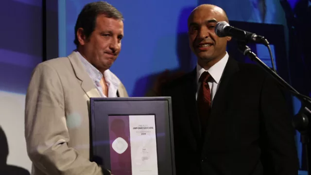José Manuel Ortega entregó el premio IN LA en el rubro Autos de Alta Gama a Gustavo Acha de Maipú Exclusivos