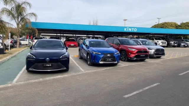 A la izquierda el Mirai a hidrógeno y luego un Lexus UX 300e y una Rav4 híbrida enchufable, parte de lo que Toyota trajo a la Cumbre de Economía Circular.