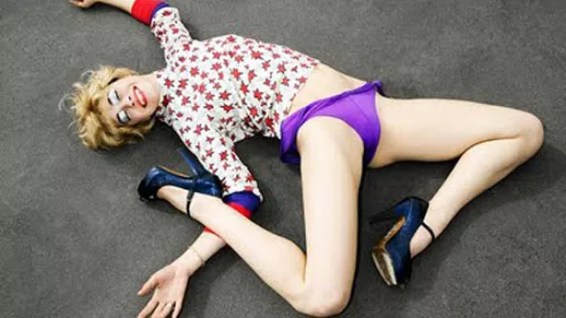 Tina Suárez Rojas, Una mujer anda suelta