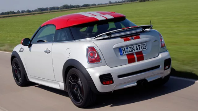 De atrás, el nuevo coupé, con el alerón desplegado