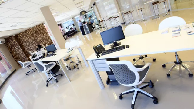 Se inserta de esta forma dentro del ámbito bancario local un espacio descontracturado