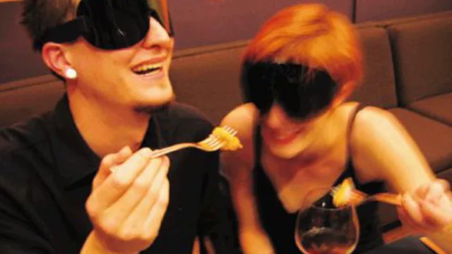 Lo último en gastronomía “cool”: llegan a Montevideo las Cenas a Ciegas