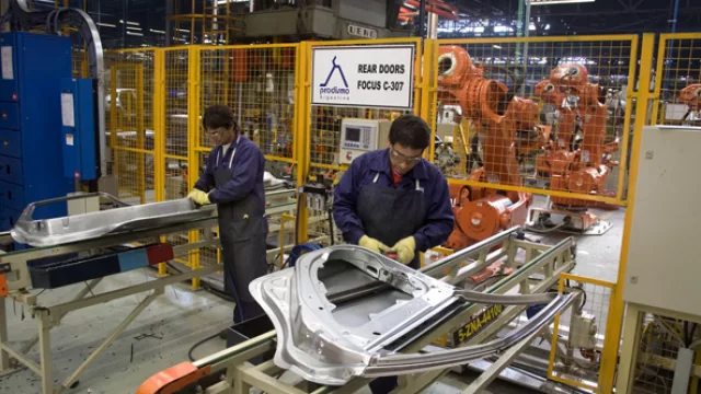 Ford estampa en Pacheco las láminas de metal que se convertirán en las distintas partes del auto