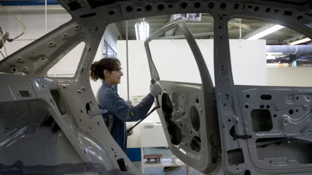 El proceso productivo obliga a poner las puertas y luego sacarlas para que no incomoden otros procesos