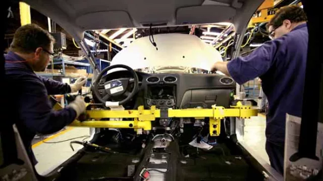 Aunque tiene muchos procesos automatizados, buena parte del armado final se realiza a mano