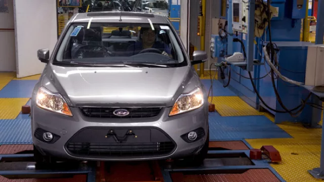 Ademas de tunel de agua y viento, los autos pasan por un examen de amortiguación y control general antes de subirse a los caminones mosquito