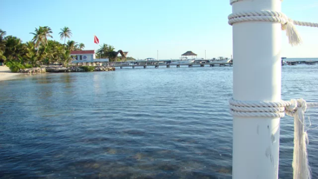 Amanecer sobre un muelle en la isla Abergris Caye