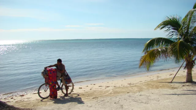Una caminata por la playa para encontrarnos con vendedores de artesanías