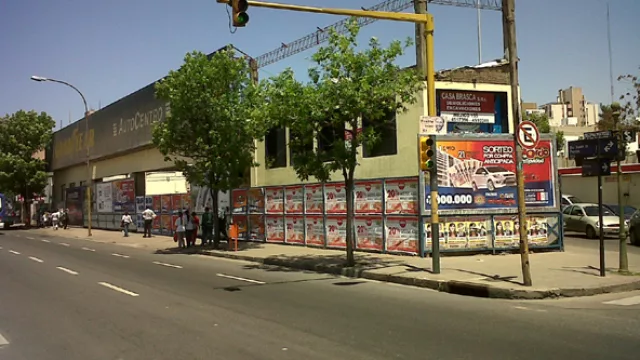 El hotel estaría ubicado donde funcionó la histórica Gomería San Juan, que luego se convirtió en Autocentro