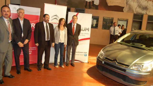 Autoridades de Citroën Argentina, de los concesionarios y de la Universidad