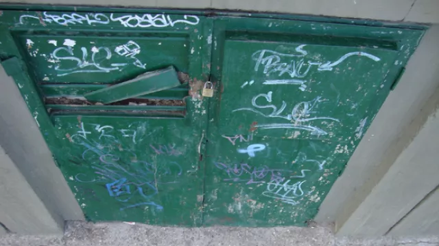 El estado de deterioro alcanza todo el mobiliario de la plaza