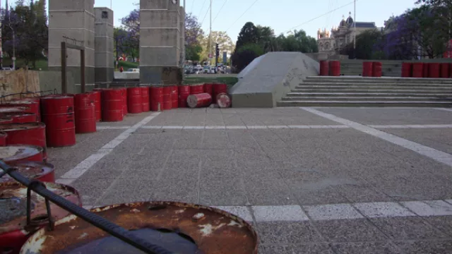 Los tambores que sostenían el arbolito de Navidad siguen allí 10 meses después de Reyes