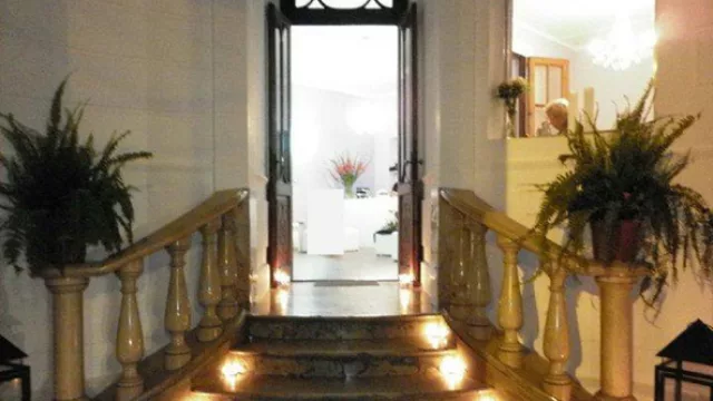 La casona está ubicada en la esquina de Caseros y Arturo M. Bas