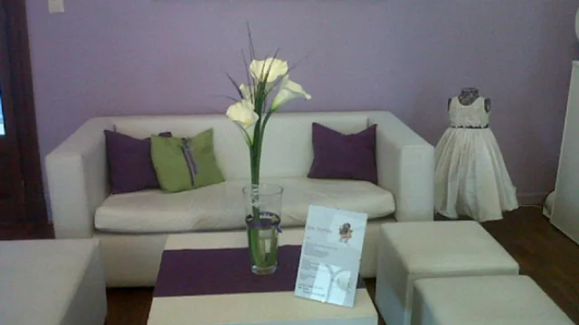 En los livings, las clientas toman café y eligen vestidos, zapatos y hasta el make up