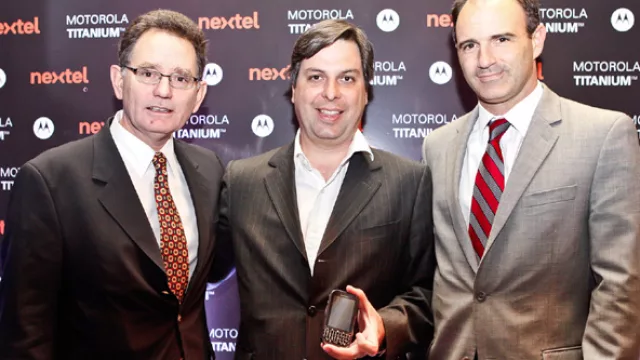 Motorola presentó Titanium junto a Nextel (que entra en el mercado prepago)