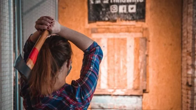 ¡Ahí va mi hacha! Una forma de descargar tensiones en el Barcelona Axe Throwing (todas las veces que quieras en una 1 hora) 