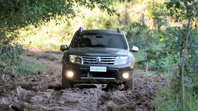 Renault Duster en el barro